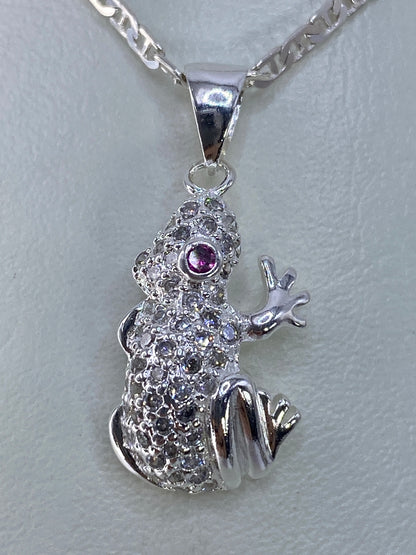 Dije de sapo en plata 925 con micro-circonia brillante colgando de cadena plateada