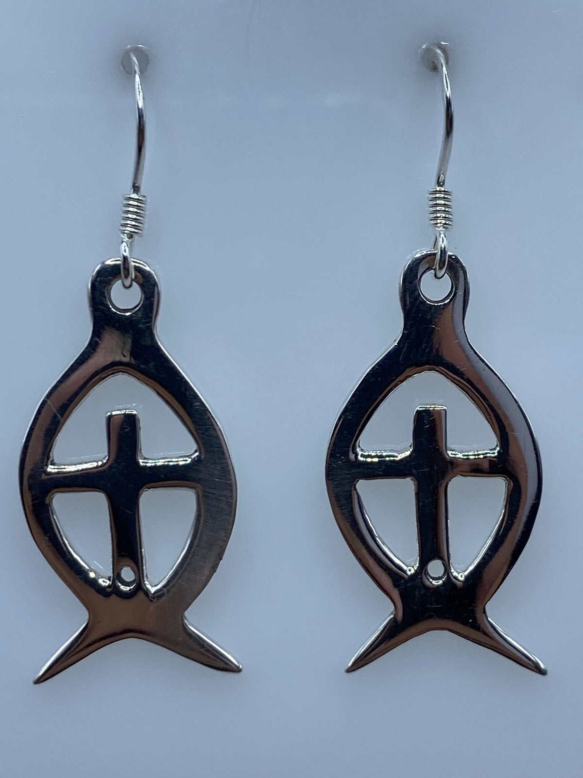 Aretes de plata 925 con cruz religiosa calada, par completo vista frontal