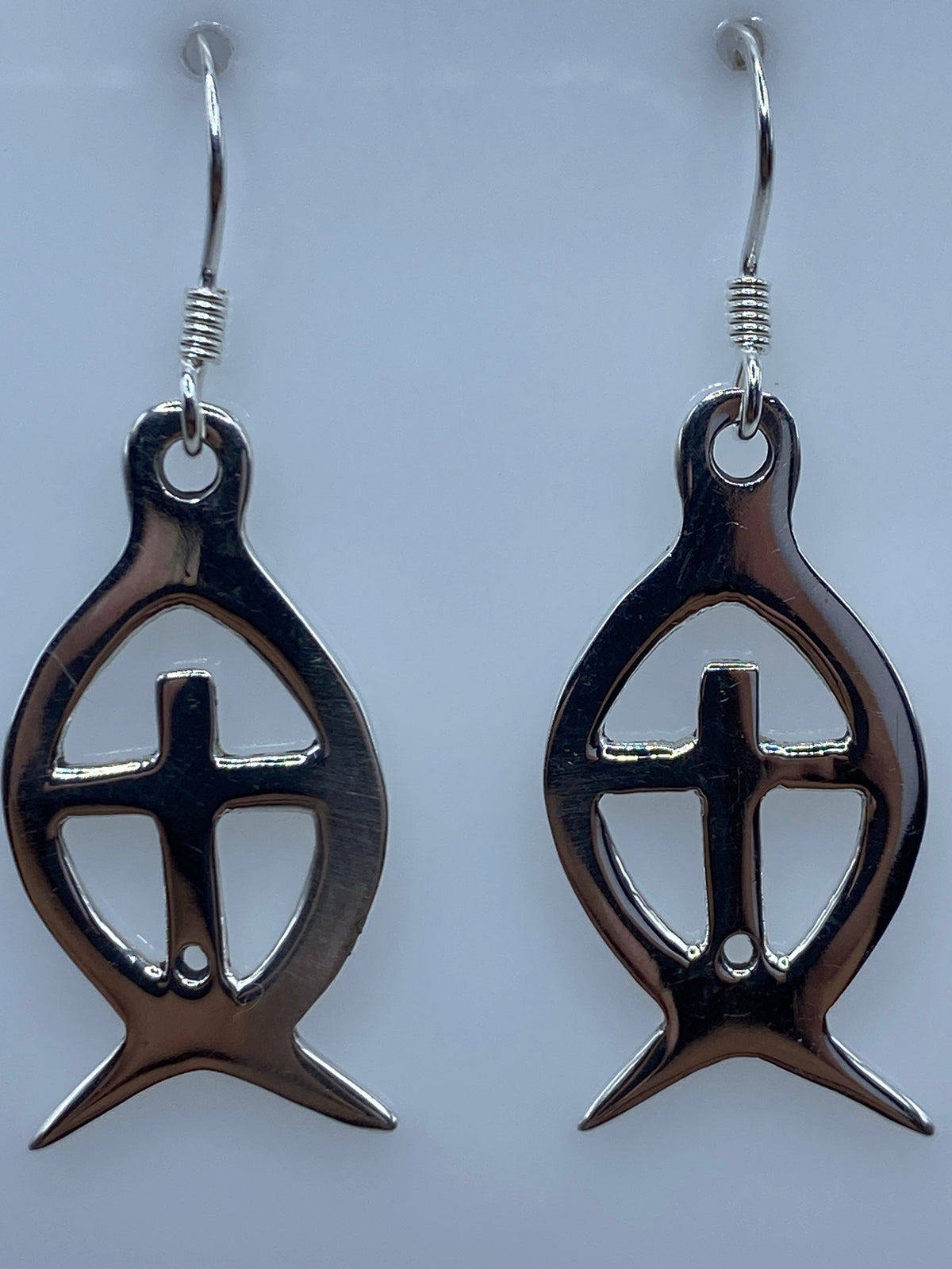 Aretes en la mano mostrando el tamaño real de 4.4 cm de largo