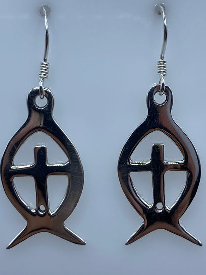 Aretes en la mano mostrando el tamaño real de 4.4 cm de largo