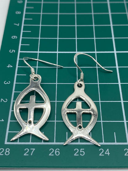 Aretes sobre fondo blanco con el Quinto 925 visible en la plata