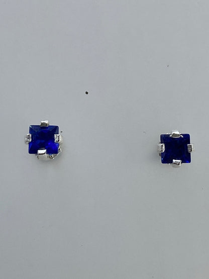 Par de aretes de plata 925 con circonia azul y micro-circonia cristalina sobre fondo blanco
