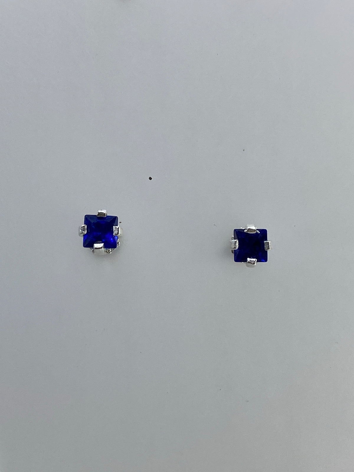 Detalle del engaste de piedra a mano — micro-pavé de circonias brillantes