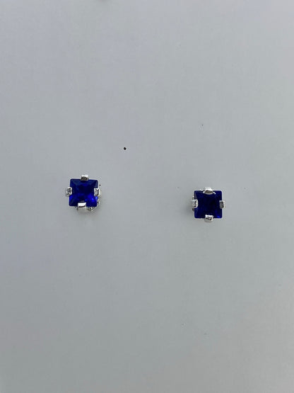 Detalle del engaste de piedra a mano — micro-pavé de circonias brillantes