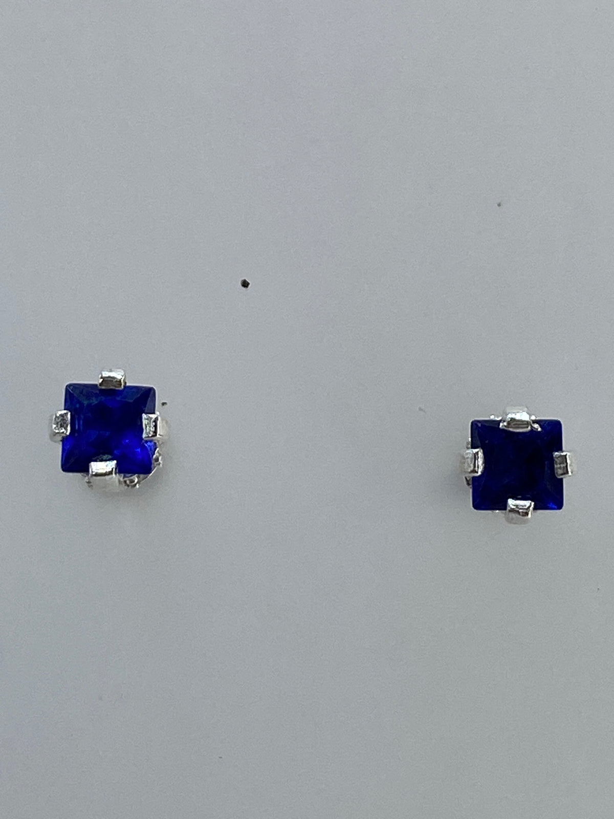 Aretes colocados juntos mostrando la profundidad del azul y el destello cristalino