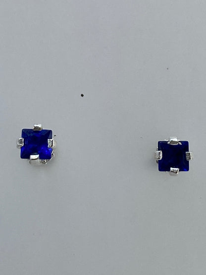 Aretes colocados juntos mostrando la profundidad del azul y el destello cristalino