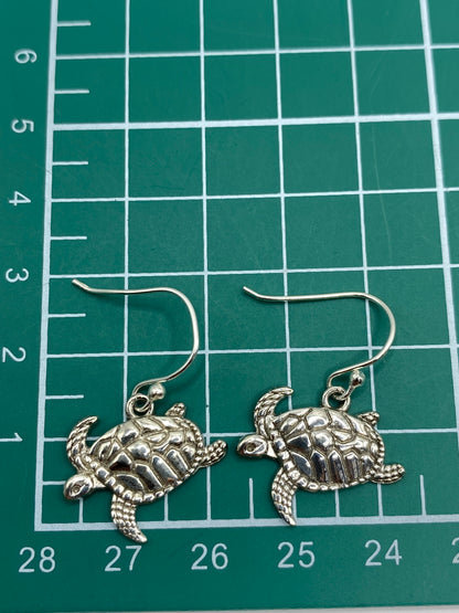 Ambos aretes de tortuga marina lado a lado en estuche de Arte Taxco