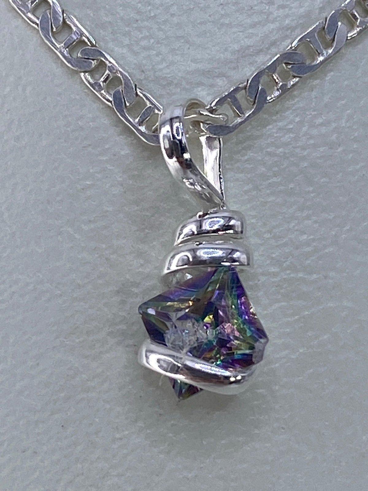 Dije de plata 925 con circonia multicolor de 1.5 cm en cadena de eslabones pulidos