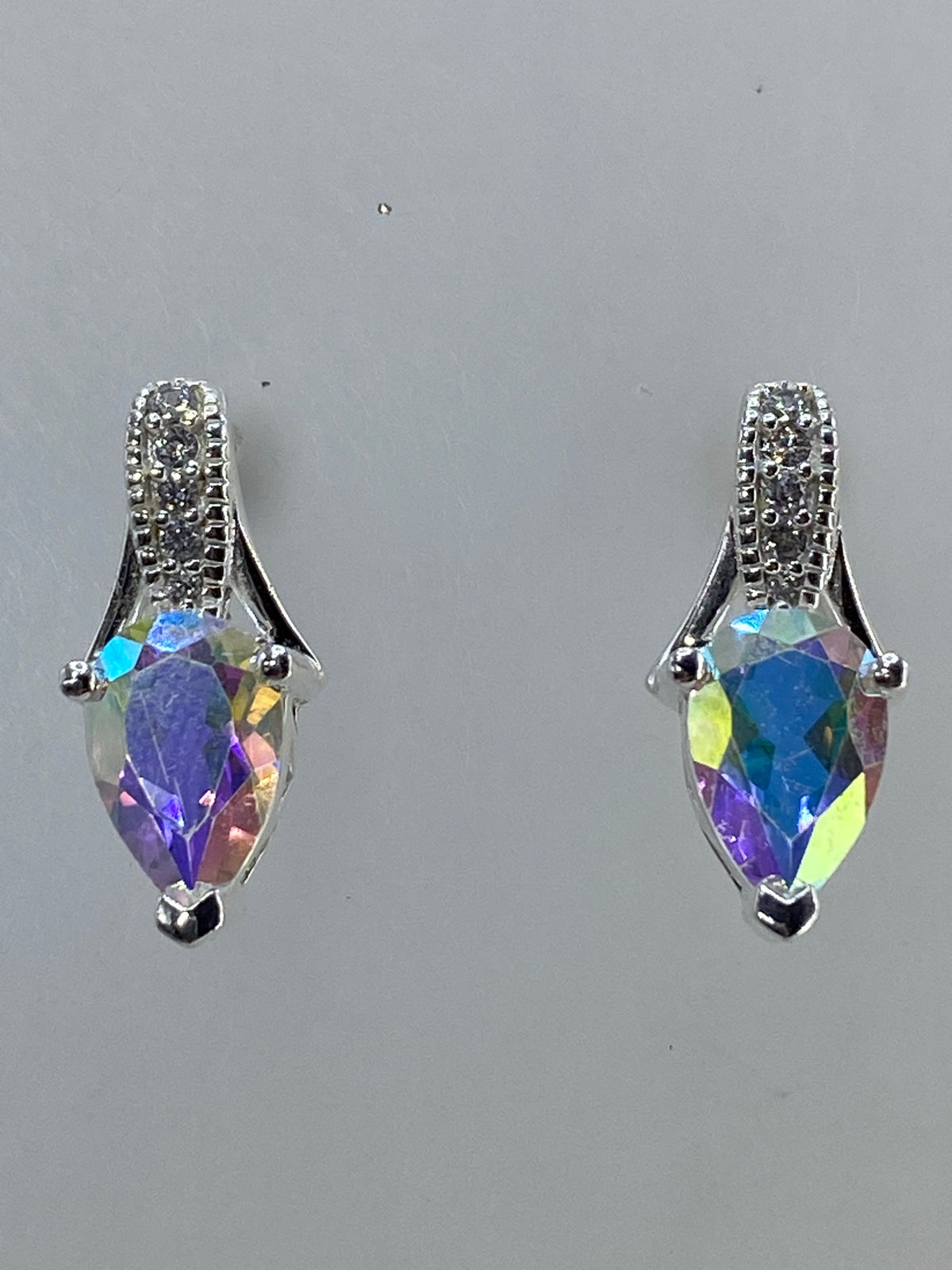 Par de aretes de plata con circonia multicolor (azul, púrpura, amarillo) y micro-circonia cristalina, vista frontal
