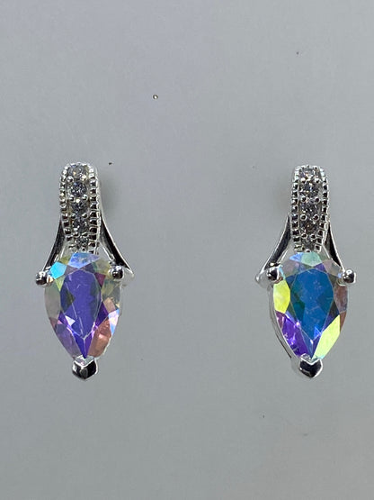 Detalle del engaste a mano de circonia multicolor en aretes de plata de Taxco