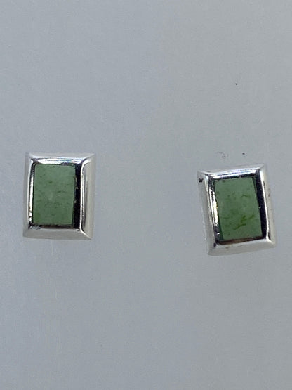 Par de aretes de plata 925 con piedra verde engastada, vista frontal