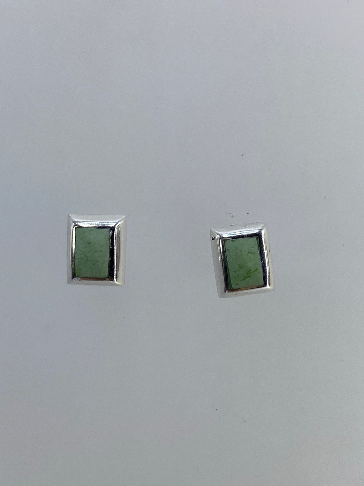Detalle del engaste a mano de la piedra verde en plata