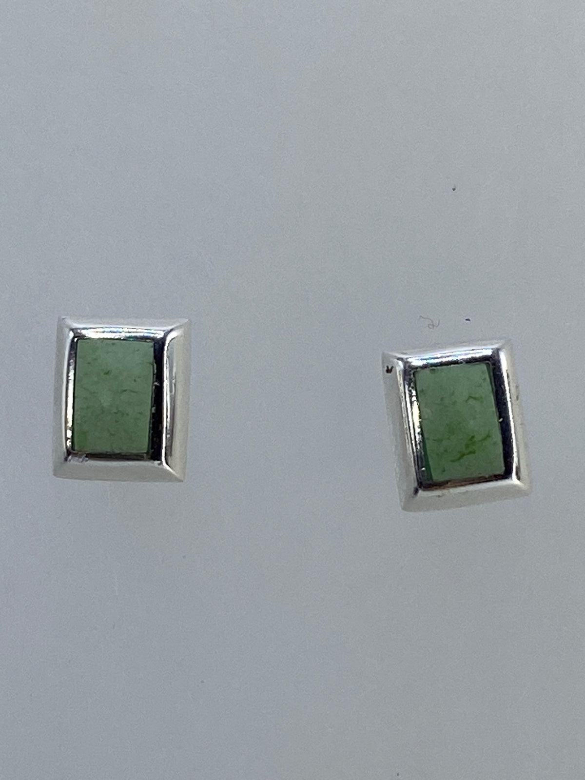 Aretes sobre fondo blanco mostrando el acabado de Taxco