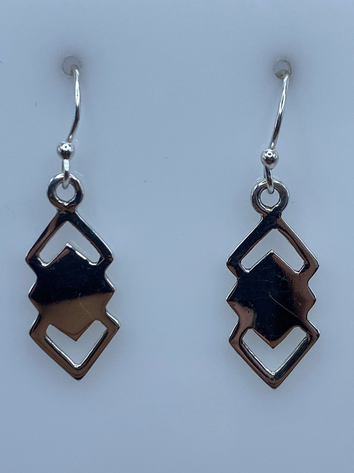 Par de aretes de plata 925 con diseño geométrico en calado de Taxco