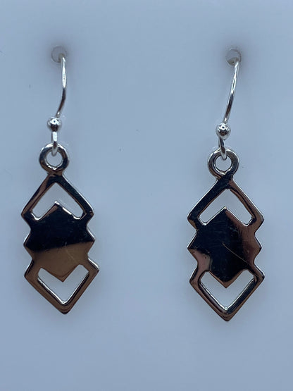 Par de aretes de plata 925 con diseño geométrico en calado de Taxco