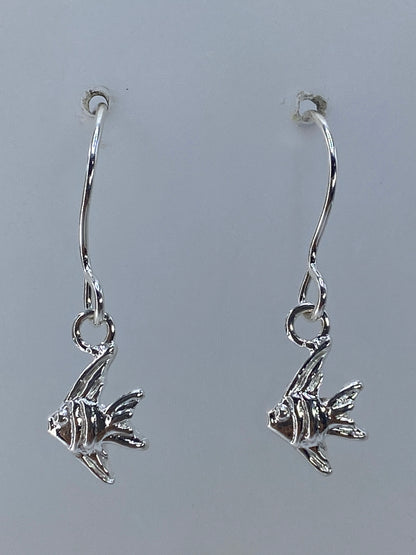 Par de aretes de plata con pez repujado, vista frontal
