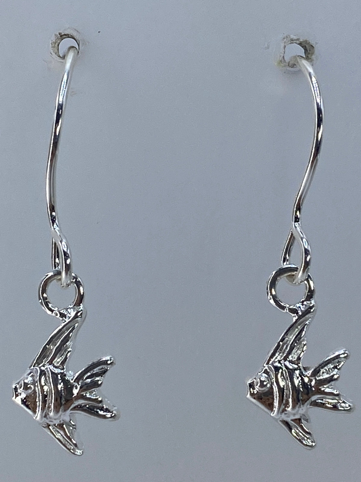 Aretes sobre regla mostrando largo de 2.9 cm