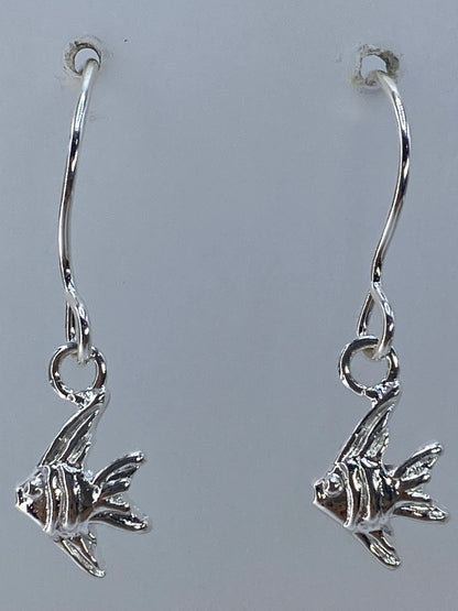 Aretes sobre regla mostrando largo de 2.9 cm