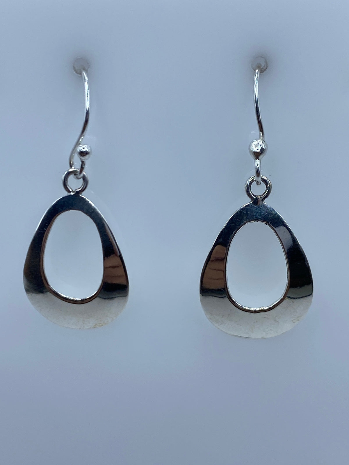 Vista frontal de los aretes de plata 925 con técnica de calado