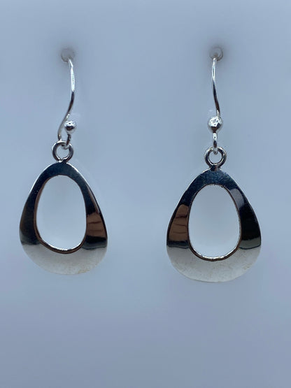 Vista frontal de los aretes de plata 925 con técnica de calado