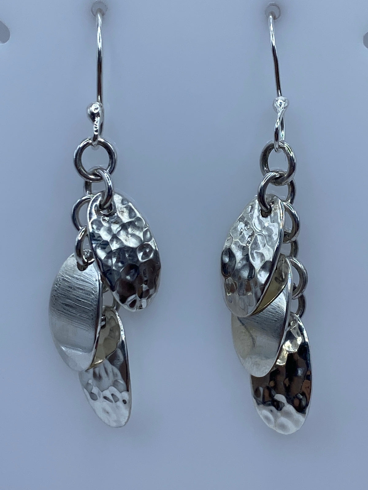 Detalle del enganche de plata y la textura martillada de los eslabones