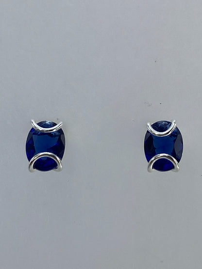 Par de aretes de plata con circonia azul engastada, vista frontal