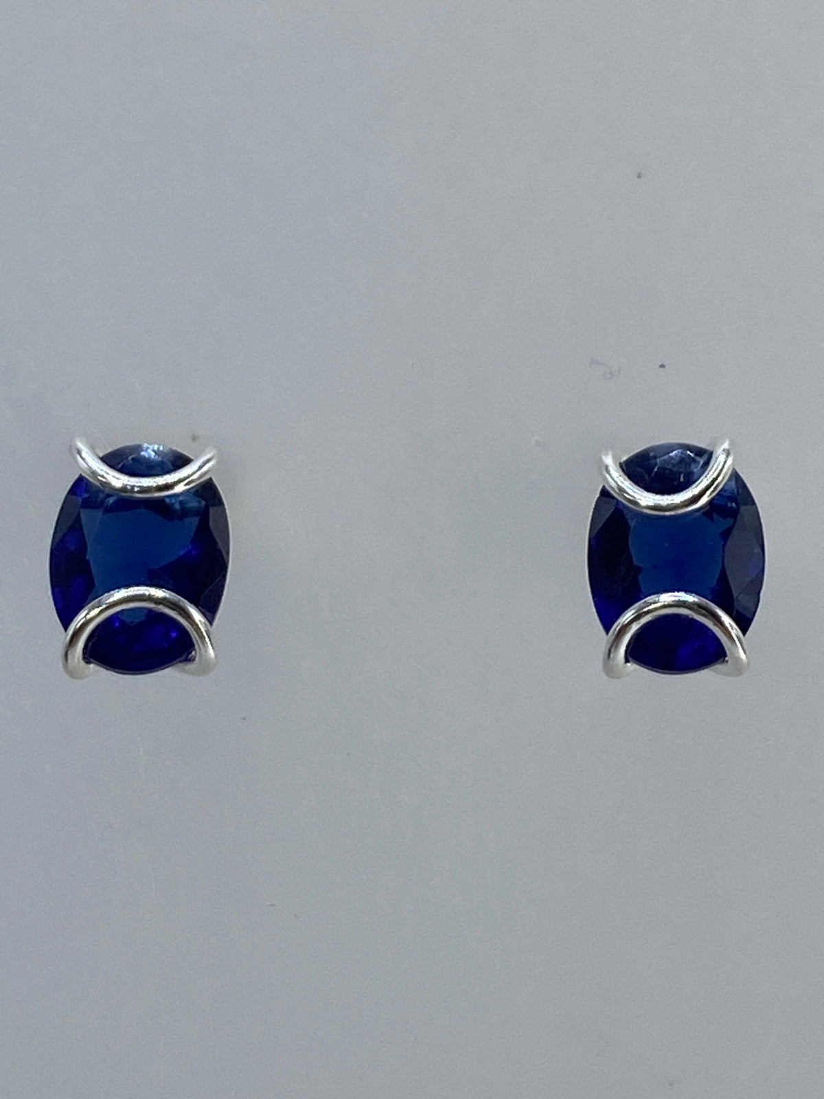 Detalle del engaste a mano de circonia azul en plata