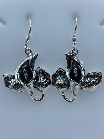 Par de aretes de plata 925 con flores volumétricas en relieve, diseño de Taxco