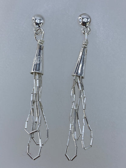 Aretes de plata 925 con tubos hexagonales ensartados en filas, vista frontal del par