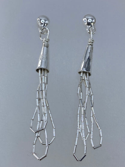 Aretes medidos en regla mostrando largo de 5 cm del par