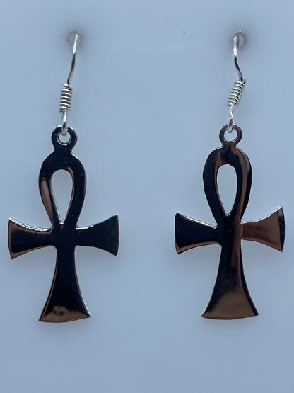 Par de aretes Ankh de plata 925 con calado en diseño Cruz Ansada