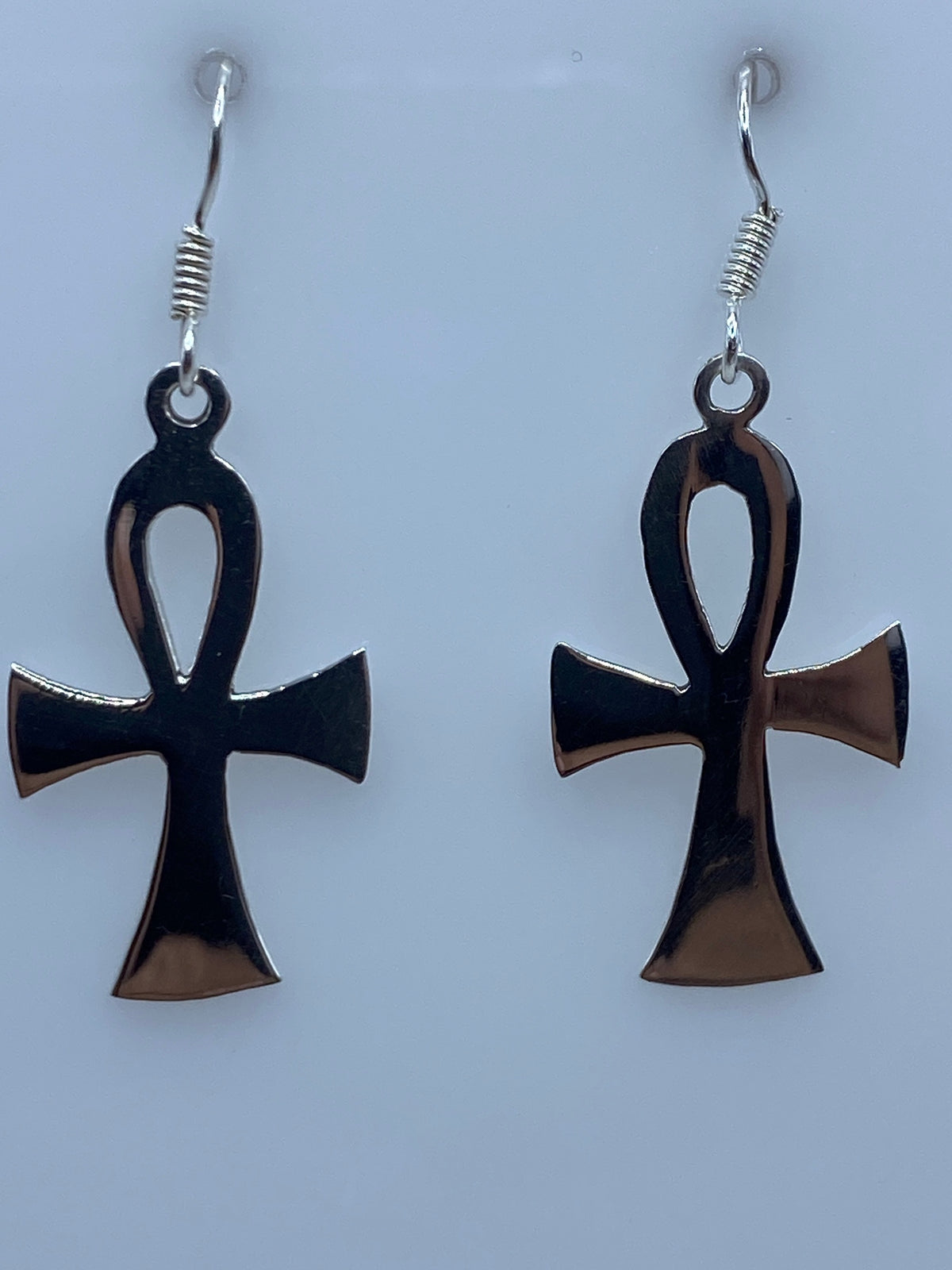Aretes Ankh detalle del corte de calado en plata pulida