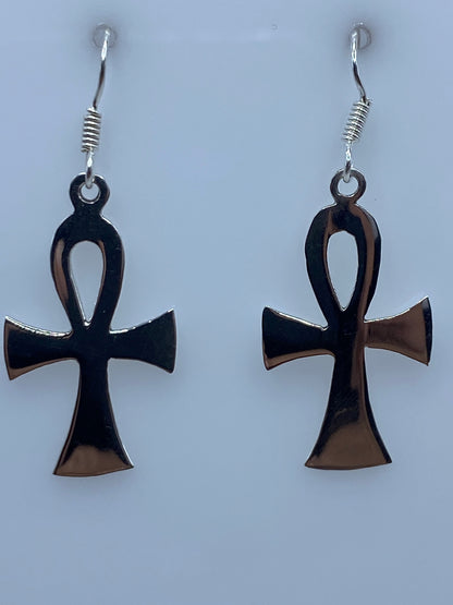 Aretes Ankh detalle del corte de calado en plata pulida