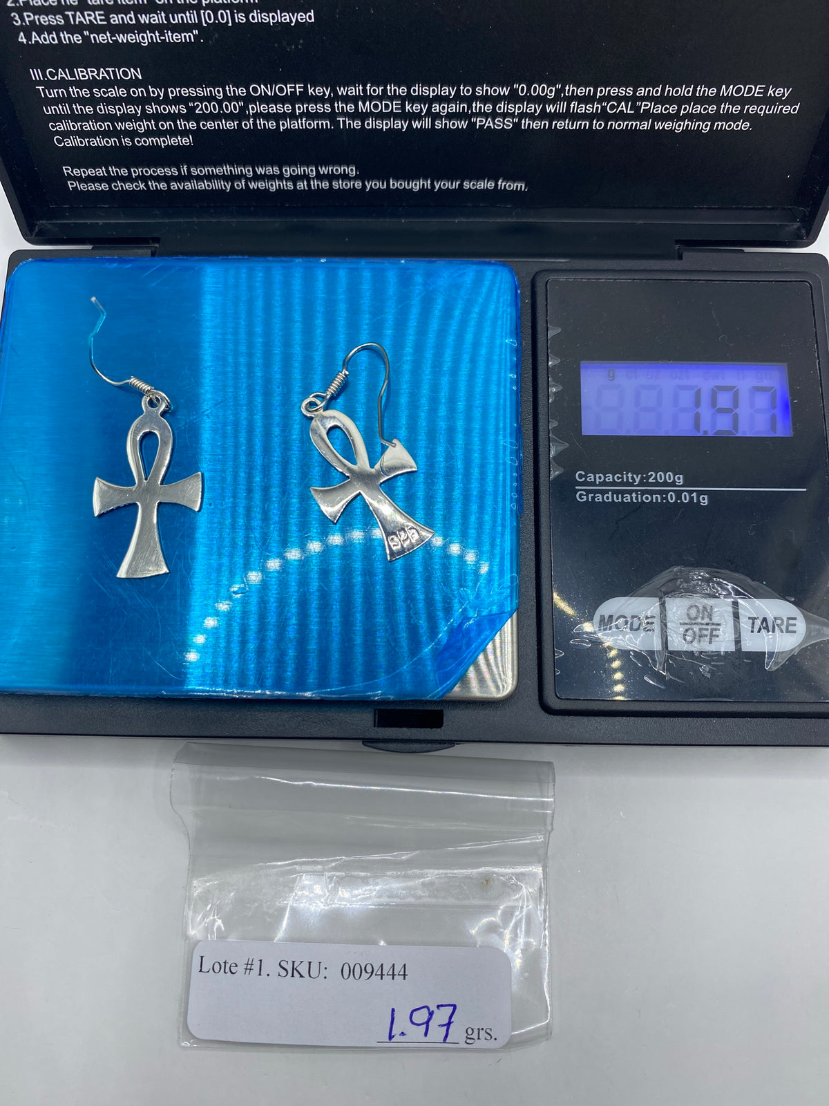 Aretes religiosos símbolo Ankh plata 925 sobre fondo blanco