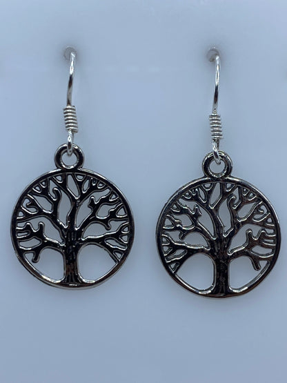 Par de aretes de plata con diseño Árbol de la Vida calado, sobre fondo blanco