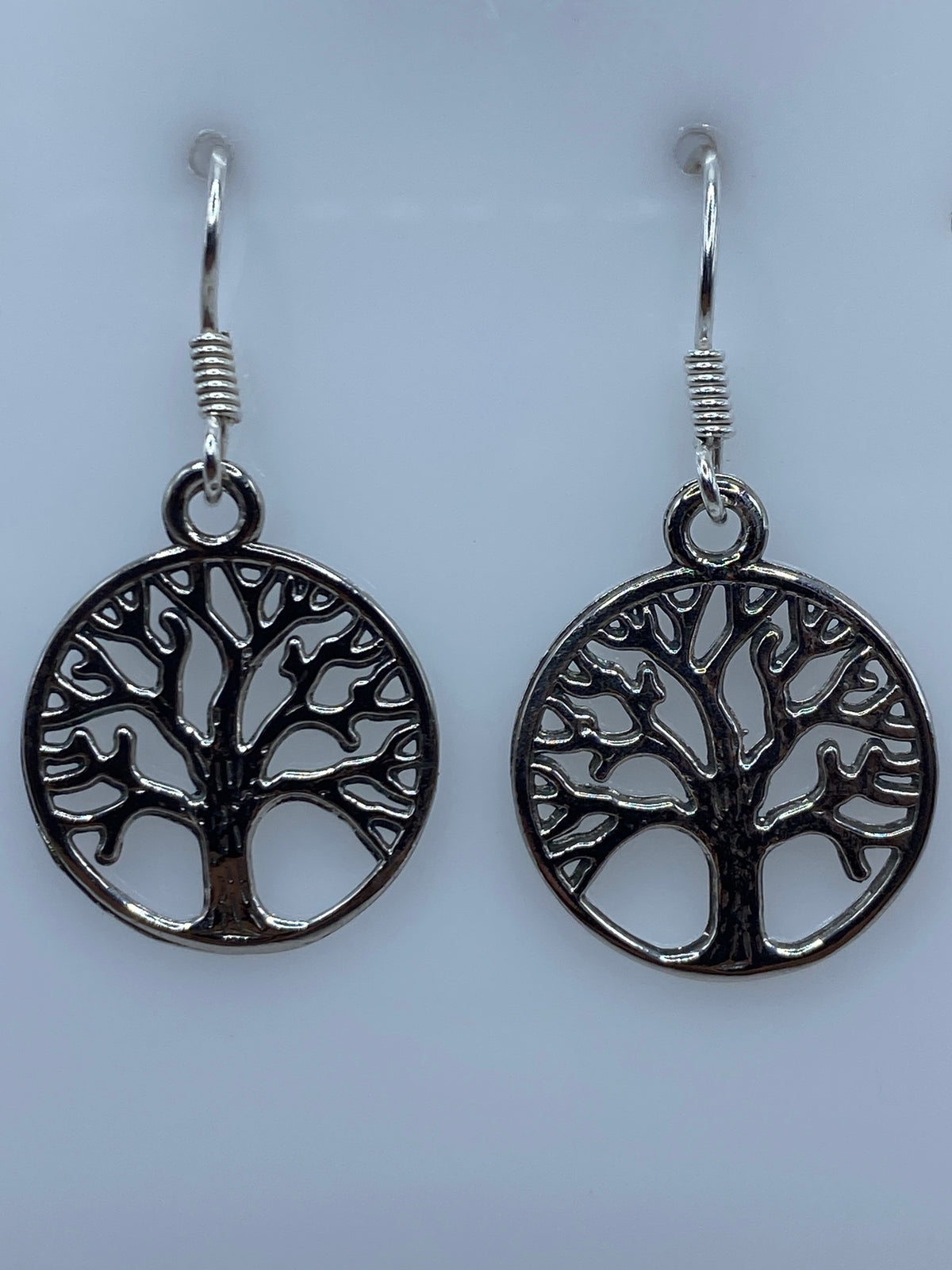 Aretes de plata 925 con Árbol de la Vida medidos en escala de centímetros