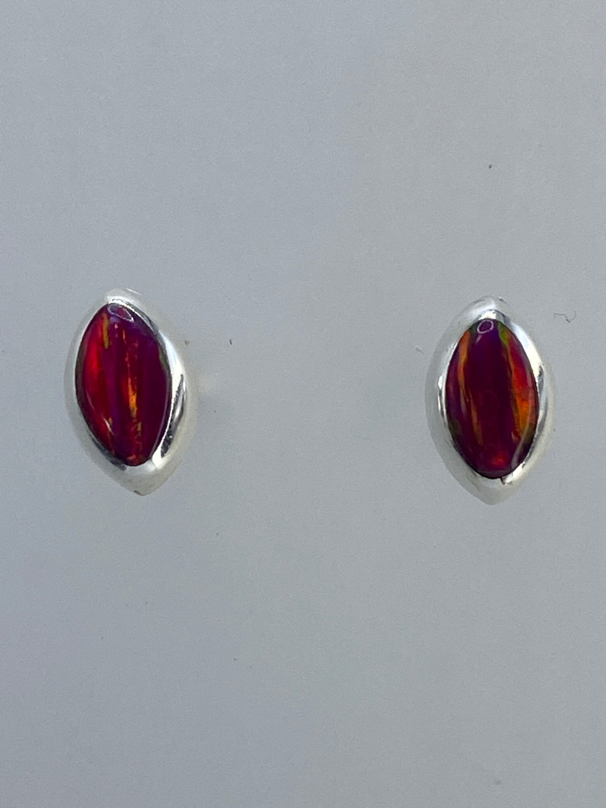 Par de aretes de plata 925 con ópalo de fuego multicolor engastado en Taxco