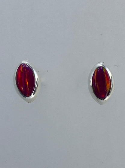 Par de aretes de plata 925 con ópalo de fuego multicolor engastado en Taxco