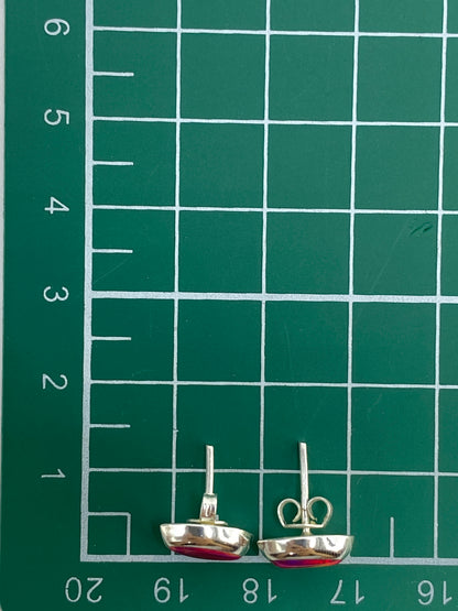 Aretes sobre fondo blanco con escala de medida en centímetros