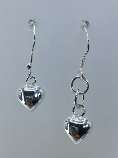 Aretes de plata con diseño de corazón pulido, largos 3.5 cm, par completo