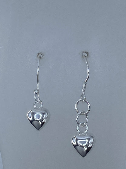 Vista frontal del arete de plata con corazón minimalista y gancho de plata 925