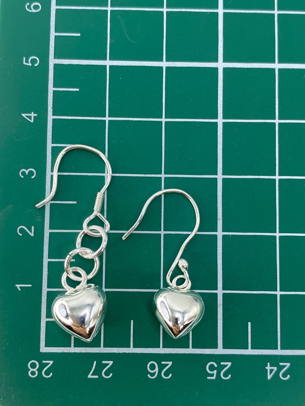 Aretes sobre regla mostrando largo de 3.5 cm por arete
