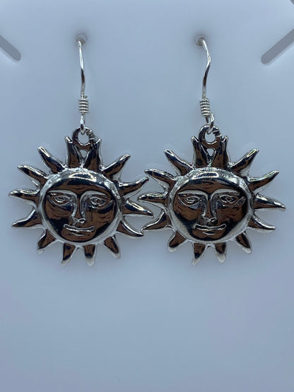 Par de aretes de plata 925 con diseño de sol artesanal de Taxco con rostro sonriente y rayos