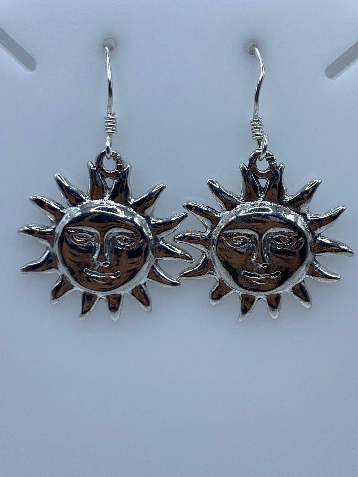 Aretes sol de plata en escala de centímetros, 4.2 cm de largo con gancho
