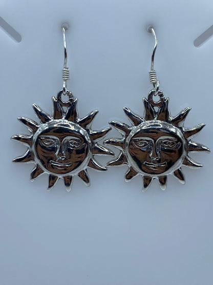 Aretes sol de plata en escala de centímetros, 4.2 cm de largo con gancho
