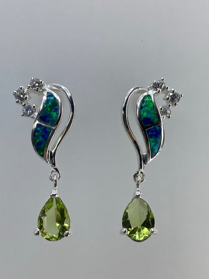 Par de aretes de plata con ópalo de fuego multicolor y circonia verde, vista frontal