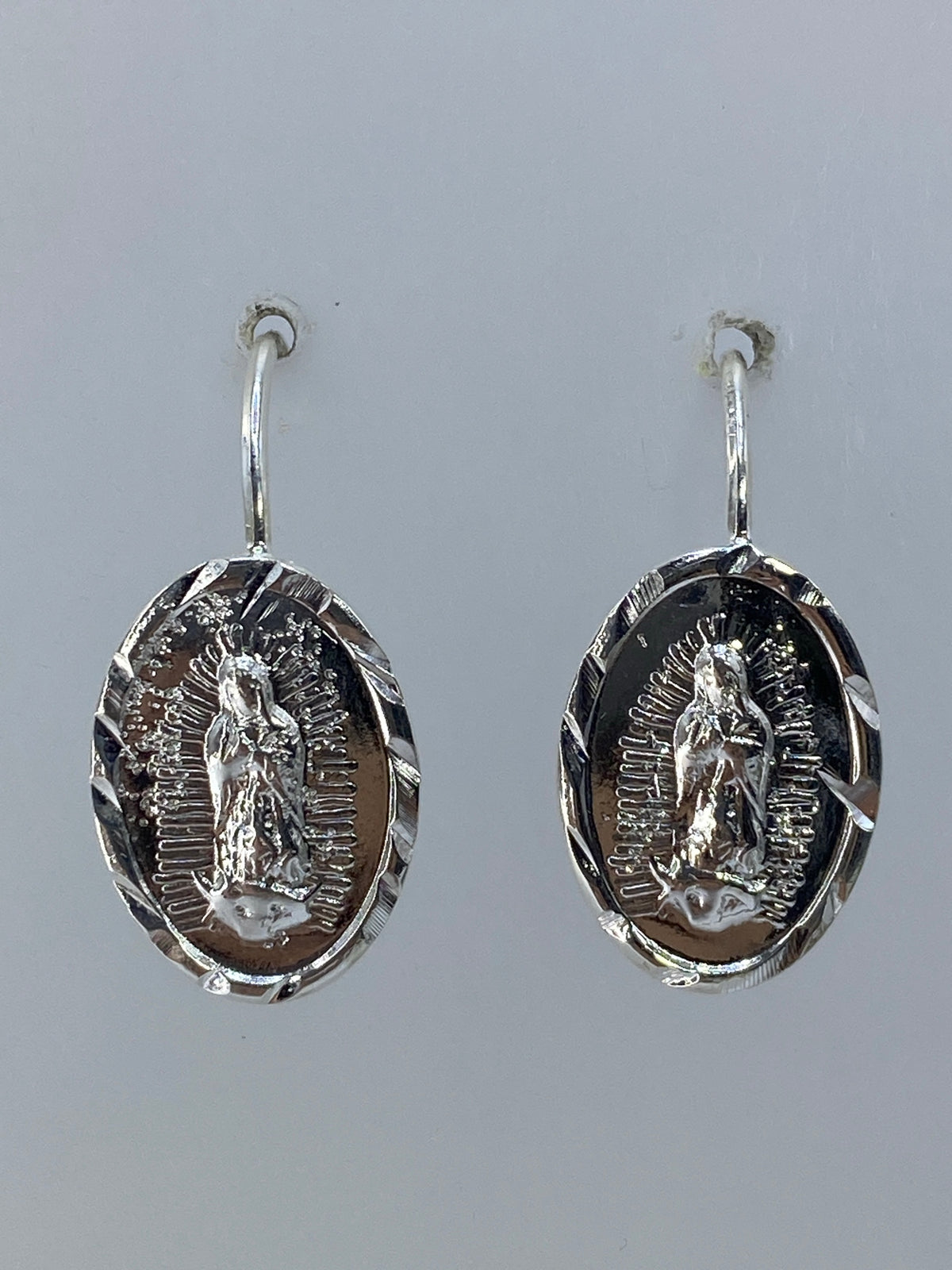 Par de aretes de plata con Virgen de Guadalupe en relieve repujado