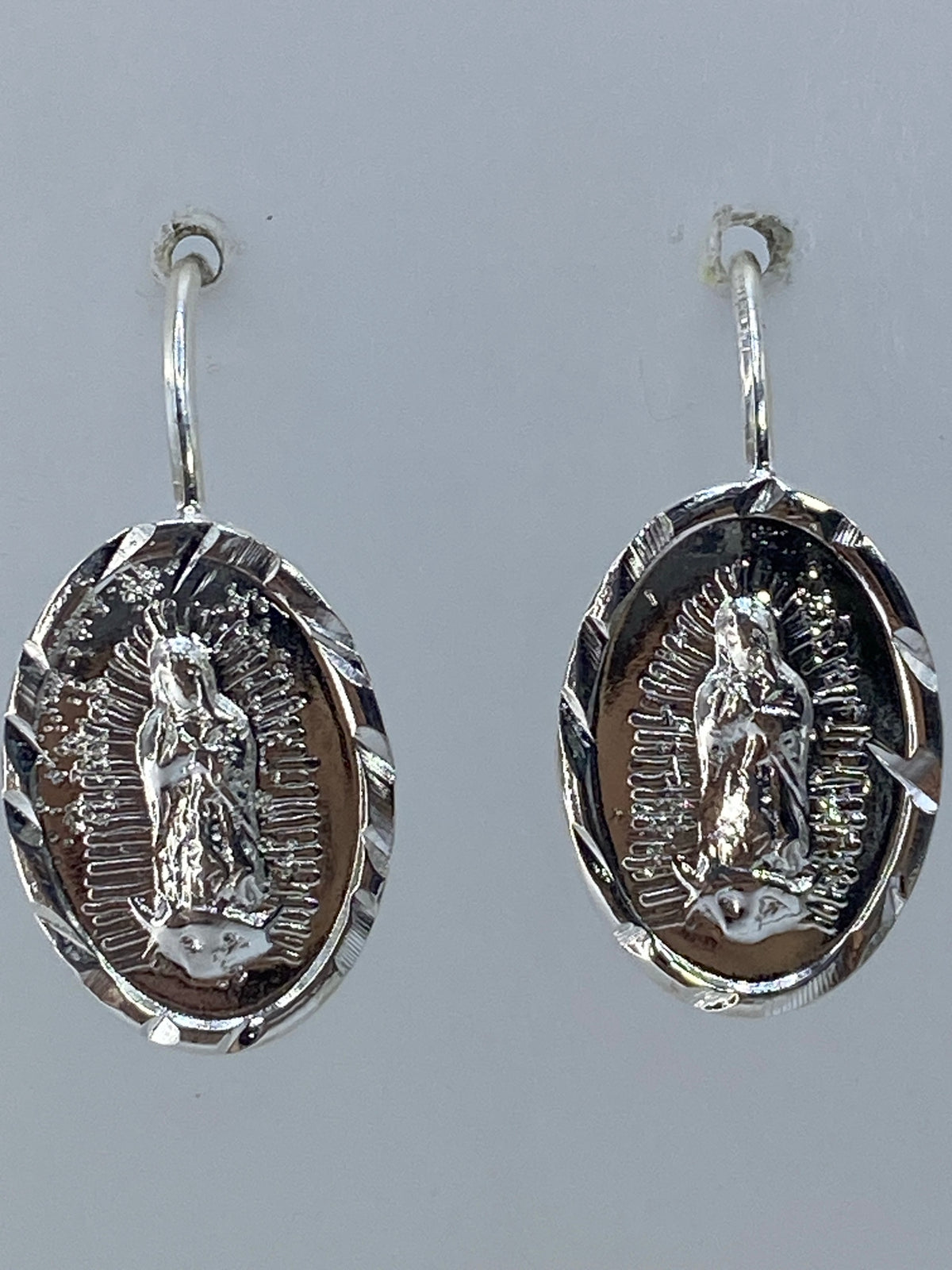Aretes colgando mostrando el largo de 2 cm y el gancho de plata