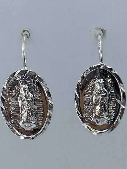 Aretes colgando mostrando el largo de 2 cm y el gancho de plata