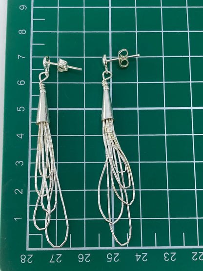Aretes colgando de poste con mariposa de plata, vista frontal de la cadena